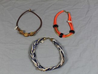 3 Halsketten, Metall + Kordel + Kunststoff + Leder - Modeschmuck 1970er J. /S1